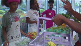 Chicago Heights students turn produce into lessons at Obama school market
