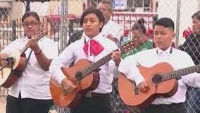 Despite fears of immigration raids, Chicago Mexican Independence parade draws crowds