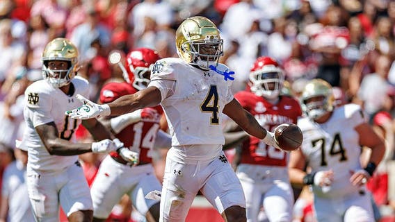 CJ Carr matches freshman record with 4 TD throws as No. 22 Notre Dame routs Arkansas