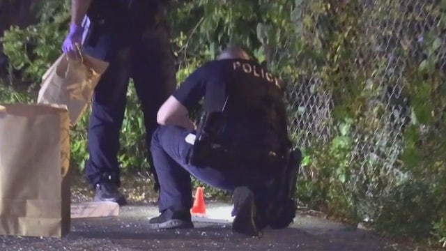 Off-duty suburban Chicago police officer shoots armed robbery suspect in South Side alley