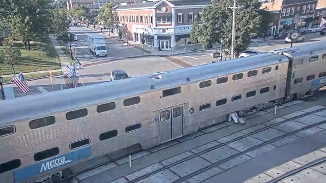 Commuter caught crawling under stopped Metra train in Chicago suburb, video shows