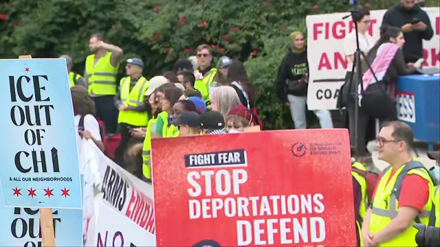 Chicago Trump protest march: Thousands rally downtown against deploying federal troops