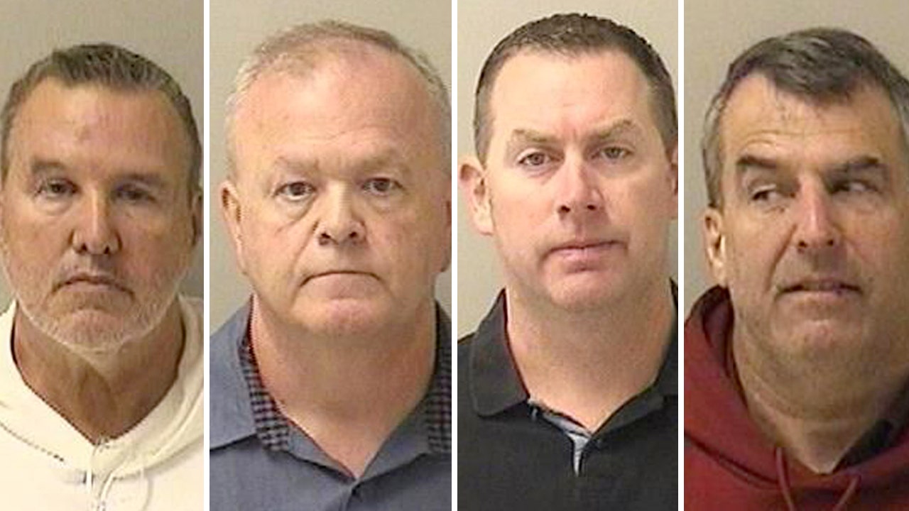 Former Illinois police chief, officers indicted for allegedly selling evidence guns
