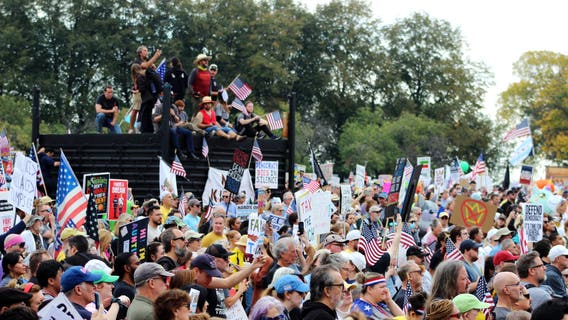 Thousands pack downtown Chicago for No Kings protests
