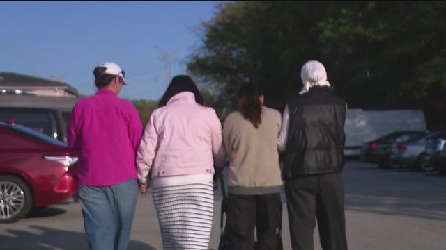 Rideshare drivers rally to support families after Chicago-area ICE detentions