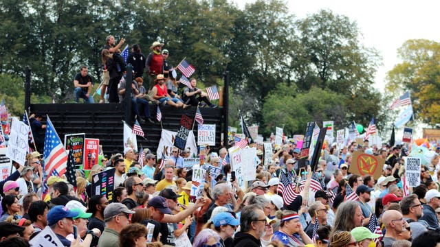 Thousands pack downtown Chicago for No Kings protests