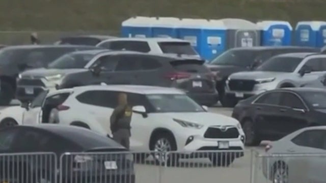 ICE agents spotted targeting rideshare drivers at Chicago airports