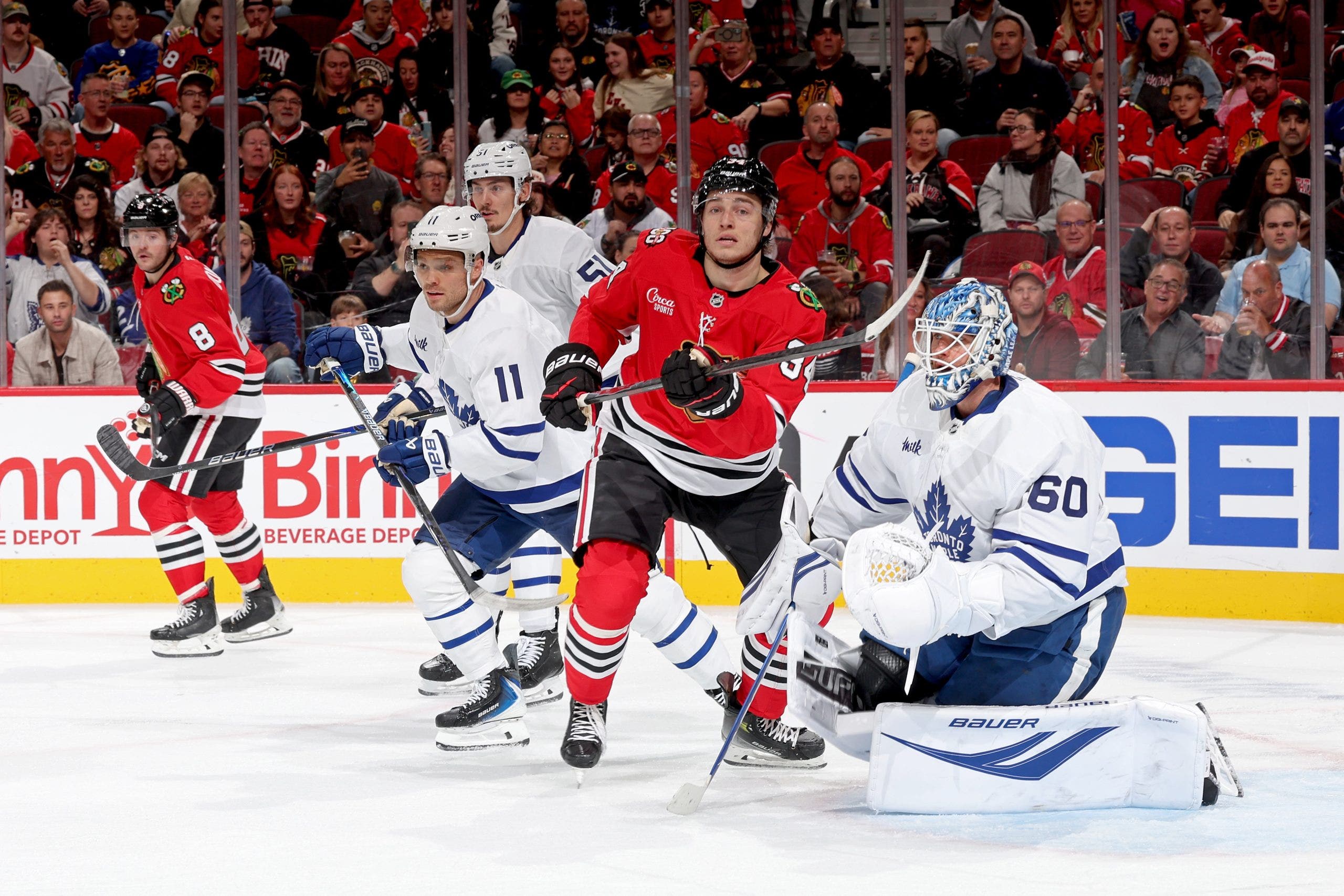 Dach scores late in 3rd period to lead Blackhawks to 3-2 win over Maple Leafs