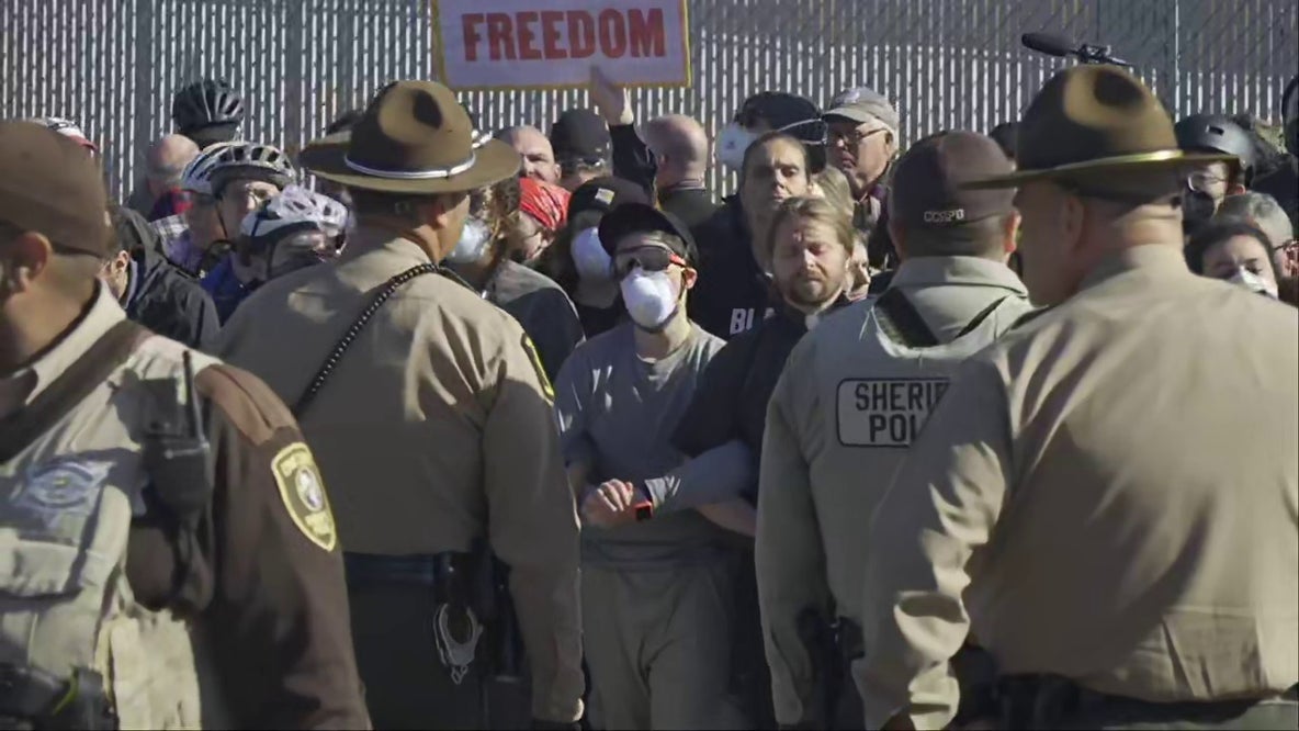 Clashes erupt at Broadview ICE facility as 21 protesters arrested, officers injured