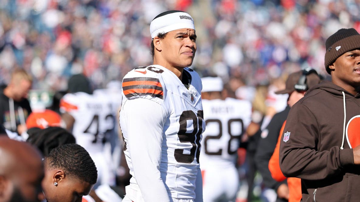 Chicago Bears land pass rusher, draft pick in trade deadline deal: reports