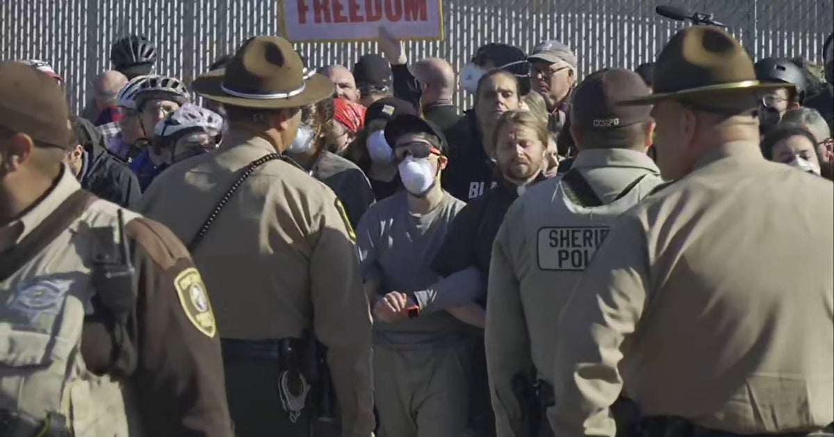 Clashes erupt at Broadview ICE facility as 21 protesters arrested ...