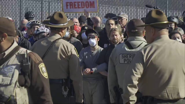 Clashes erupt at Broadview ICE facility as 21 protesters arrested, officers injured