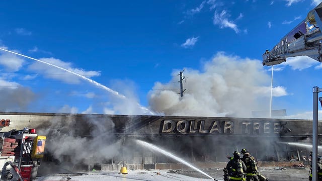 Chicago firefighters battle Thanksgiving blaze at Dollar Tree