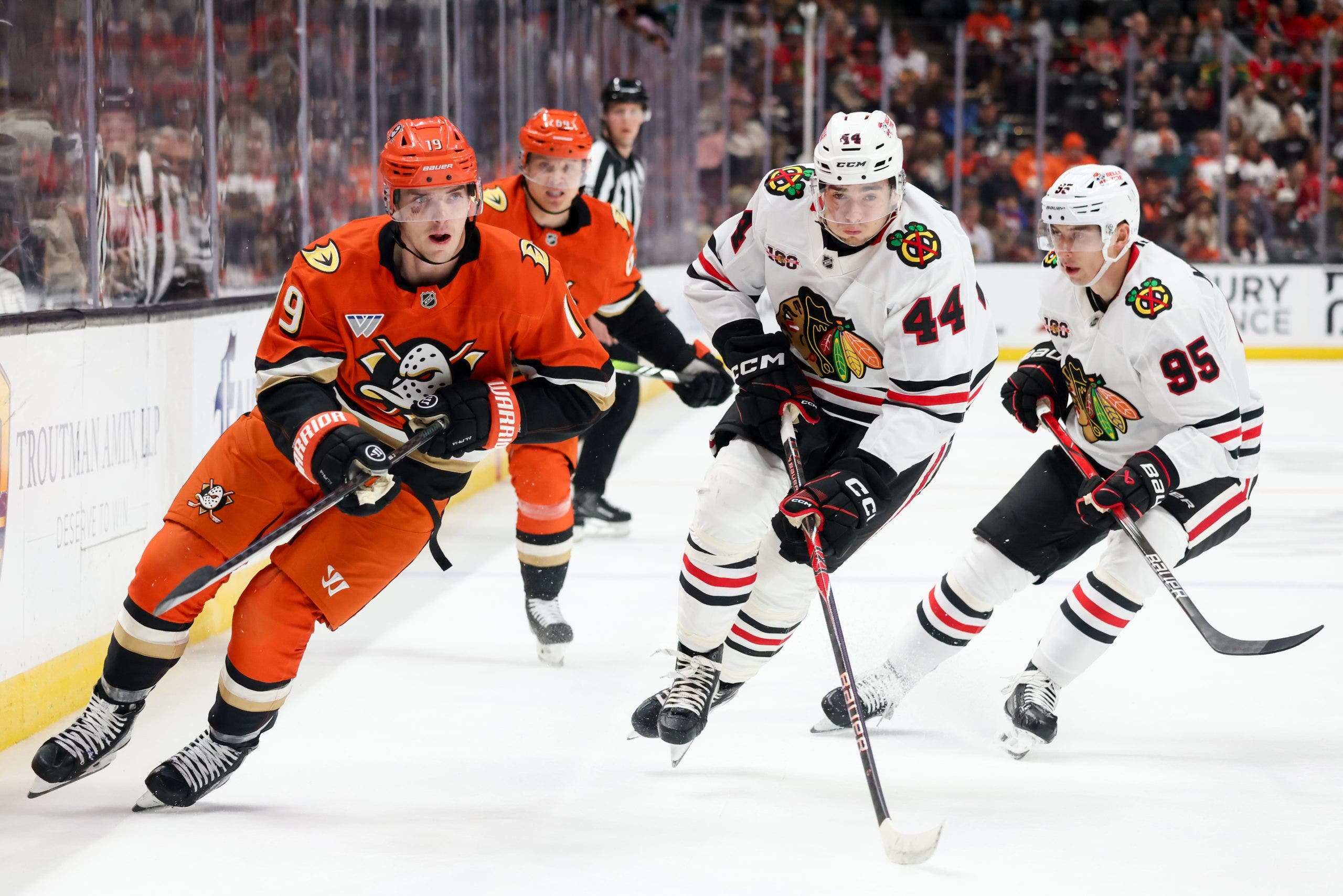 Leo Carlsson, rookie Beckett Sennecke lead first-place Ducks’ 7-1 rout of road-weary Blackhawks