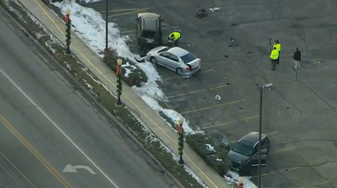 Series of crashes in Chicago suburb leaves pedestrian dead, 2 officers injured: officials