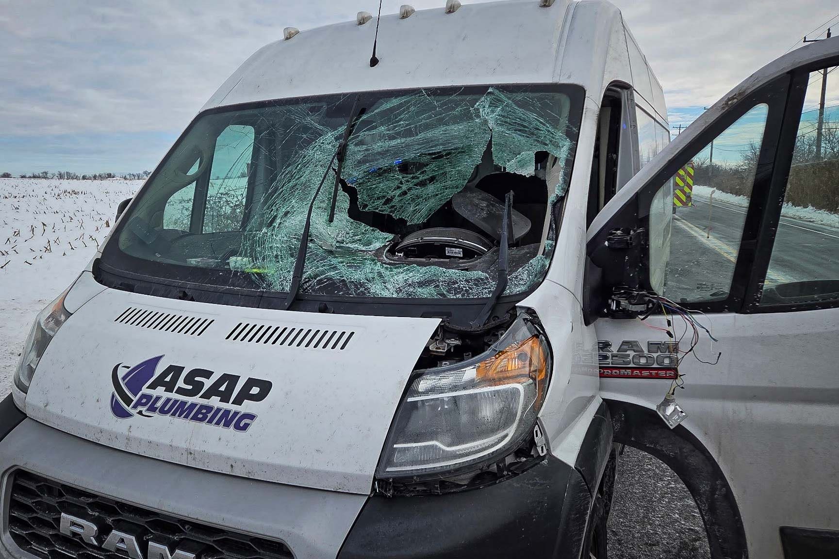 Illinois driver injured after ice from semi smashes windshield: officials