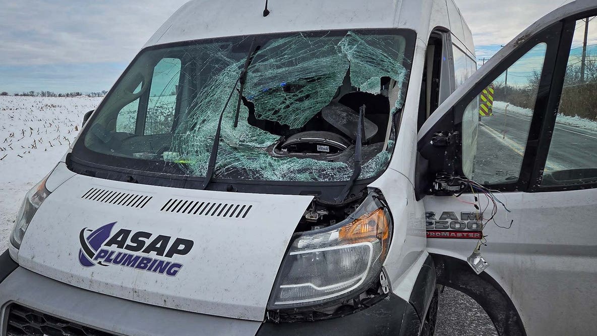 Illinois driver injured after ice from semi smashes windshield: officials