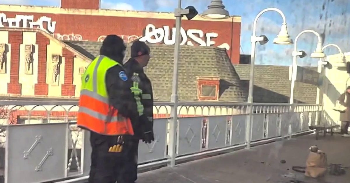 Man arrested by feds after setting himself, his belongings on fire on ...