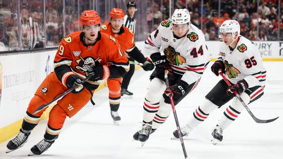 Leo Carlsson, rookie Beckett Sennecke lead first-place Ducks’ 7-1 rout of road-weary Blackhawks