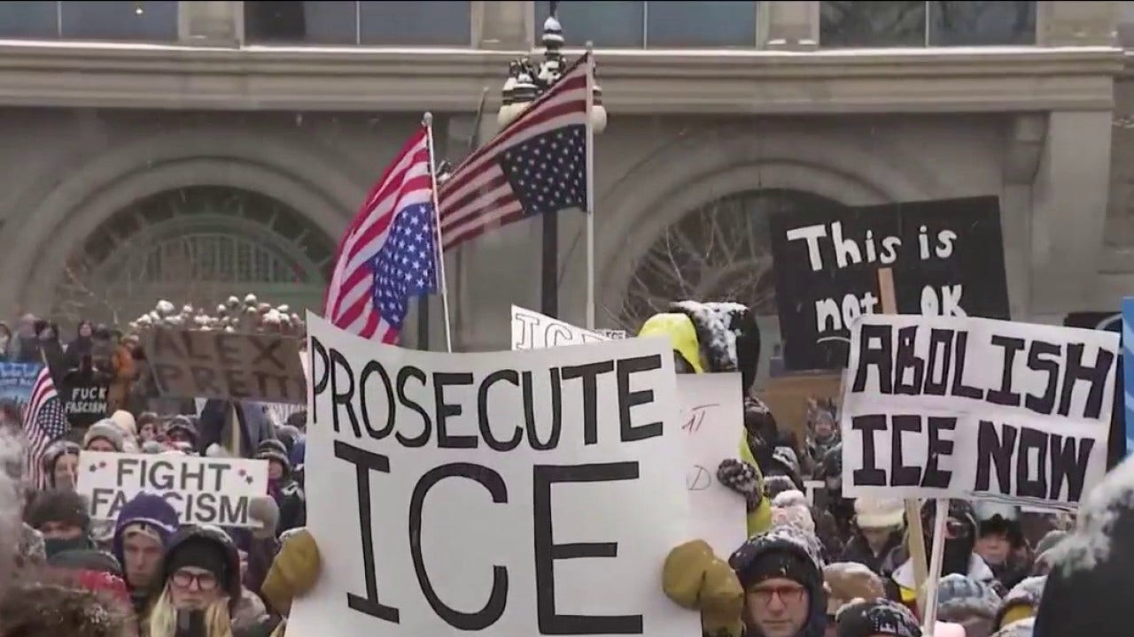 Chicagoans protest ICE despite snow and cold after Minneapolis shooting