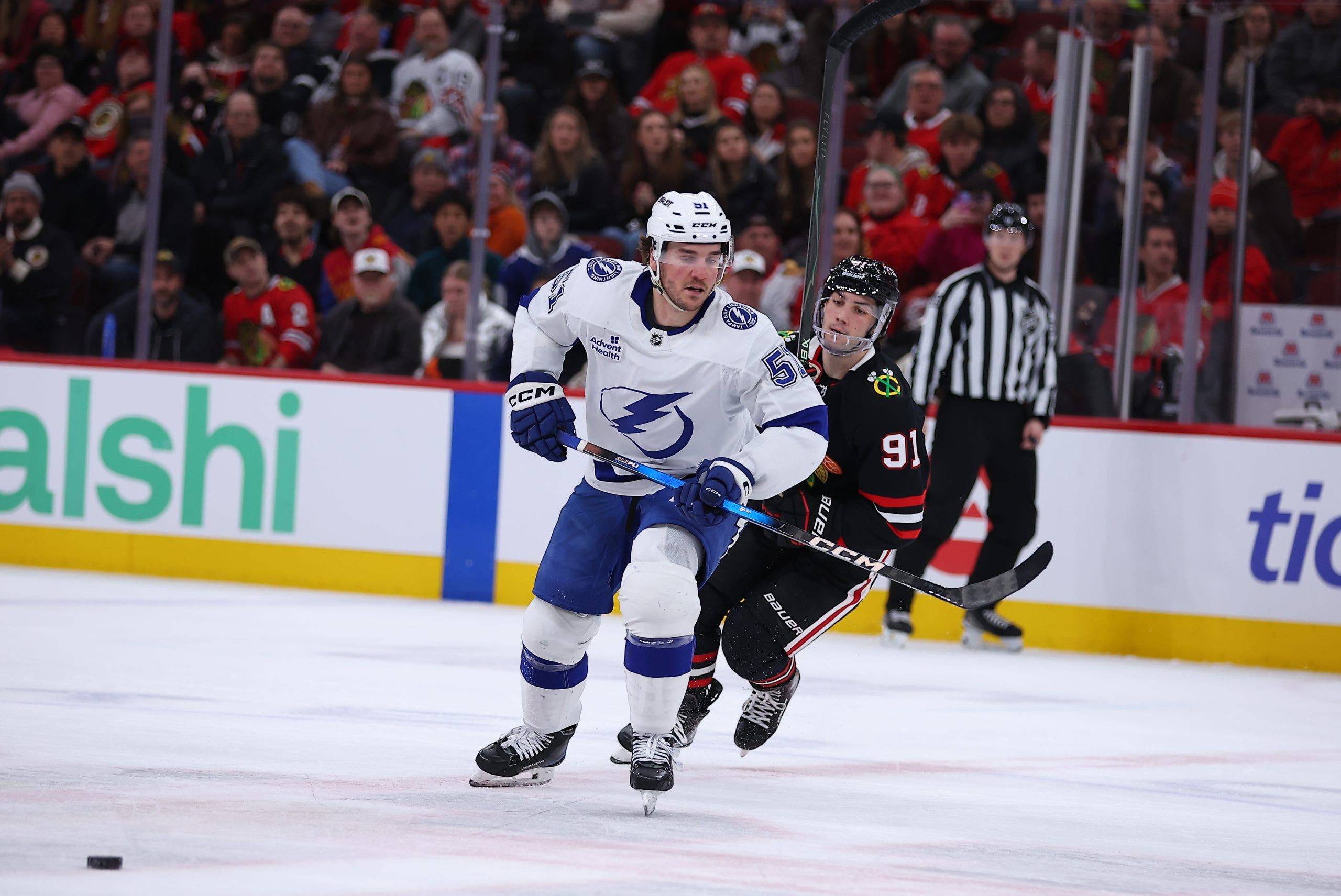 Lightning beat Blackhawks 2-1 in shootout in their 15th straight game without a regulation loss