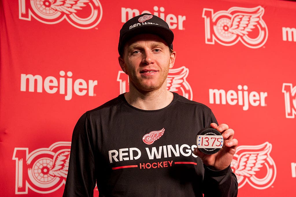 Patrick Kane passes Mike Modano for the most NHL points by a US-born player