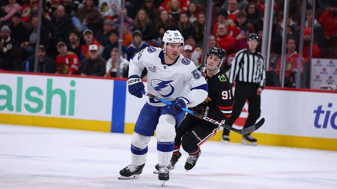 Lightning beat Blackhawks 2-1 in shootout in their 15th straight game without a regulation loss