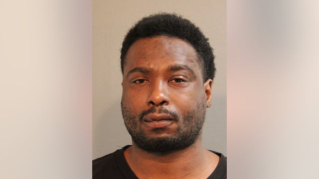 Chicago man arrested minutes after robbing business at gunpoint, police say