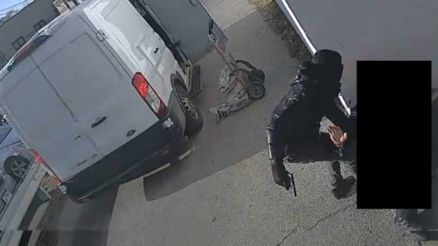 Chicago armored vehicle robbery: FBI offers $10K reward, releases photos of suspect after guard shot