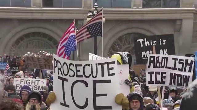 Chicagoans protest ICE despite snow and cold after Minneapolis shooting