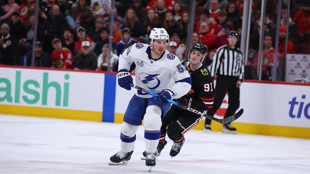 Lightning beat Blackhawks 2-1 in shootout in their 15th straight game without a regulation loss