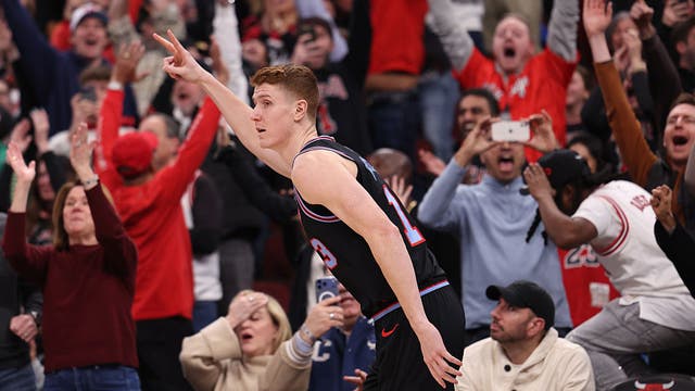 Kevin Huerter's buzzer-beater lifts Bulls past Celtics before Derrick Rose's jersey retirement