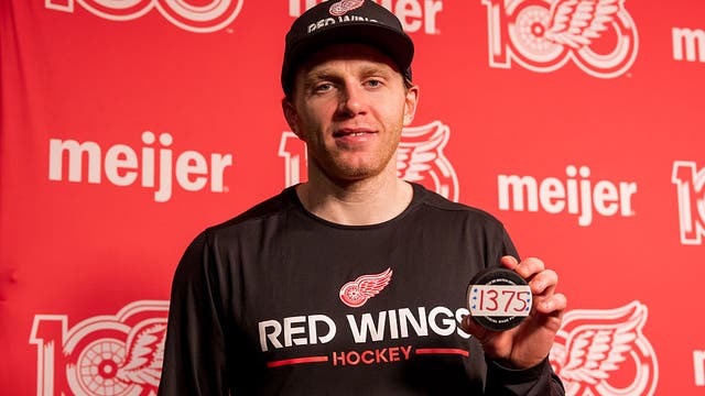 Patrick Kane passes Mike Modano for the most NHL points by a US-born player