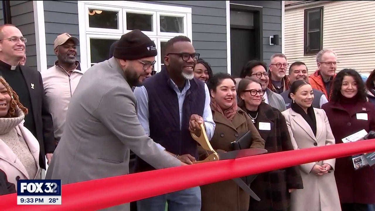 Johnson celebrates new affordable homes in Back of the Yards
