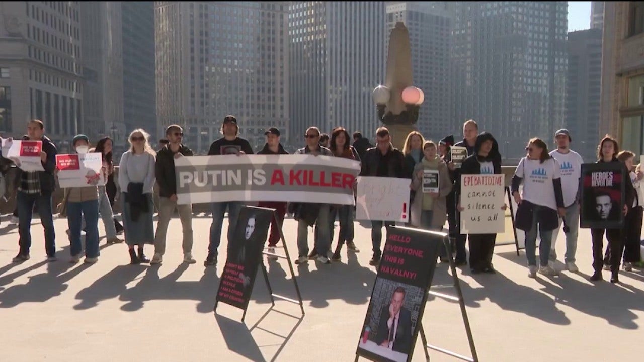 Russian nationals in Chicago demand justice for  Aleksei Navalny
