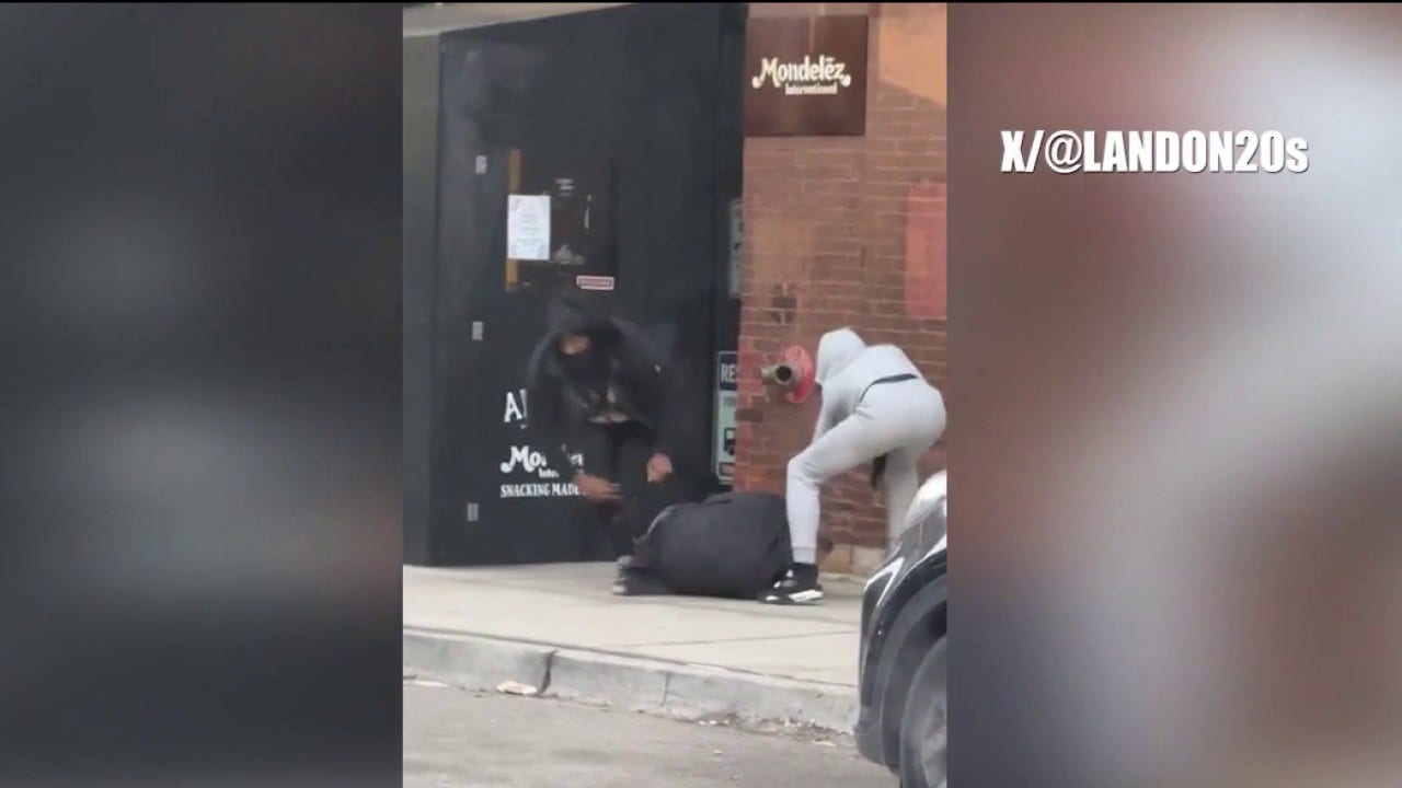 Man beaten and robbed at gunpoint broad daylight in Fulton Market: police