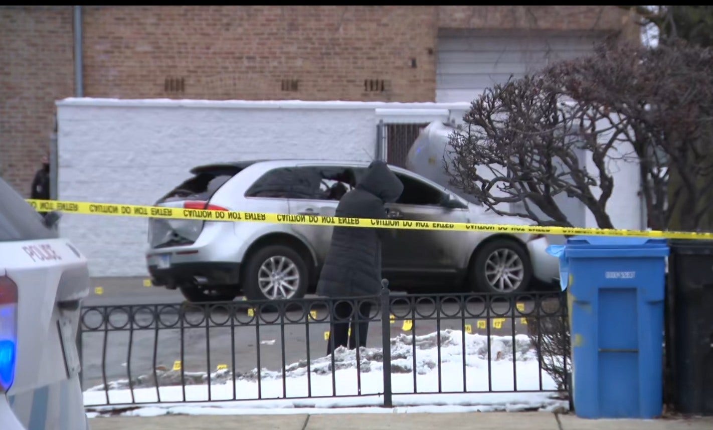 Shooting outside Chicago White Castle leaves 2 men dead, suspects on the run: police