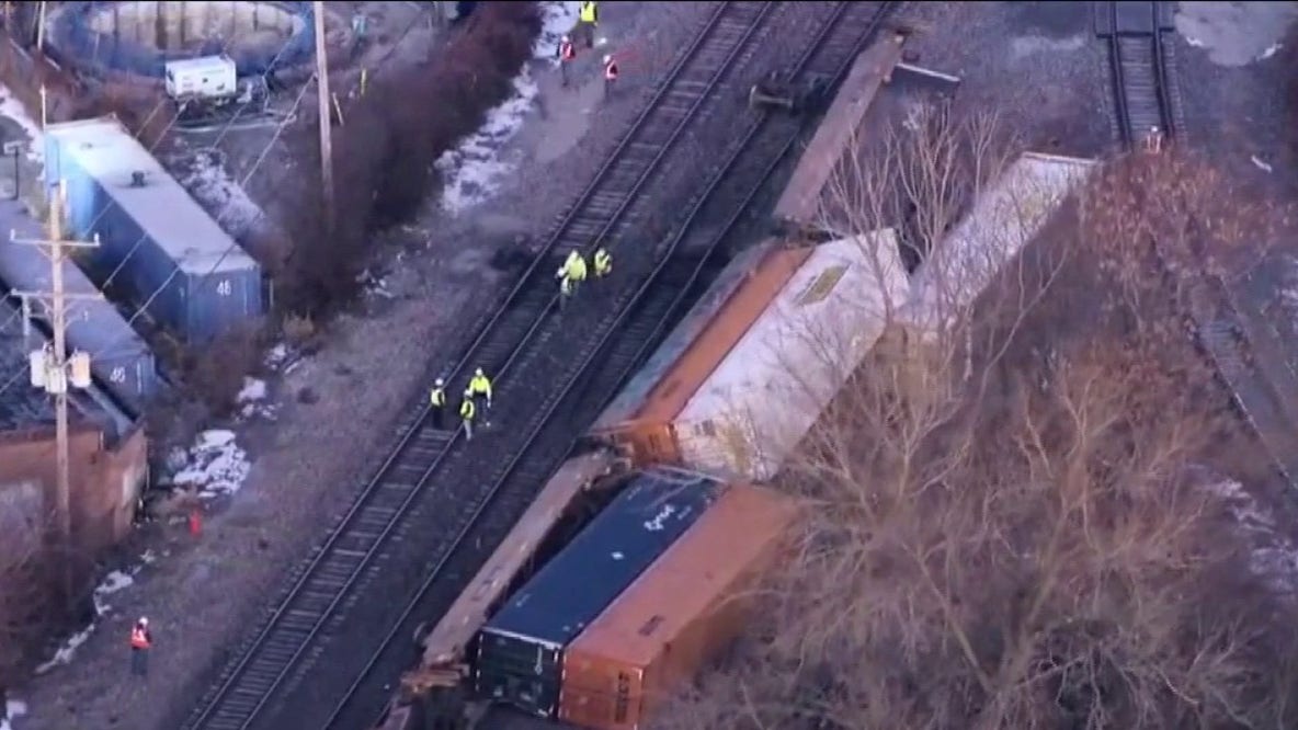 Train derails near Oak Lawn, Chicago Ridge; Metra riders facing major delays