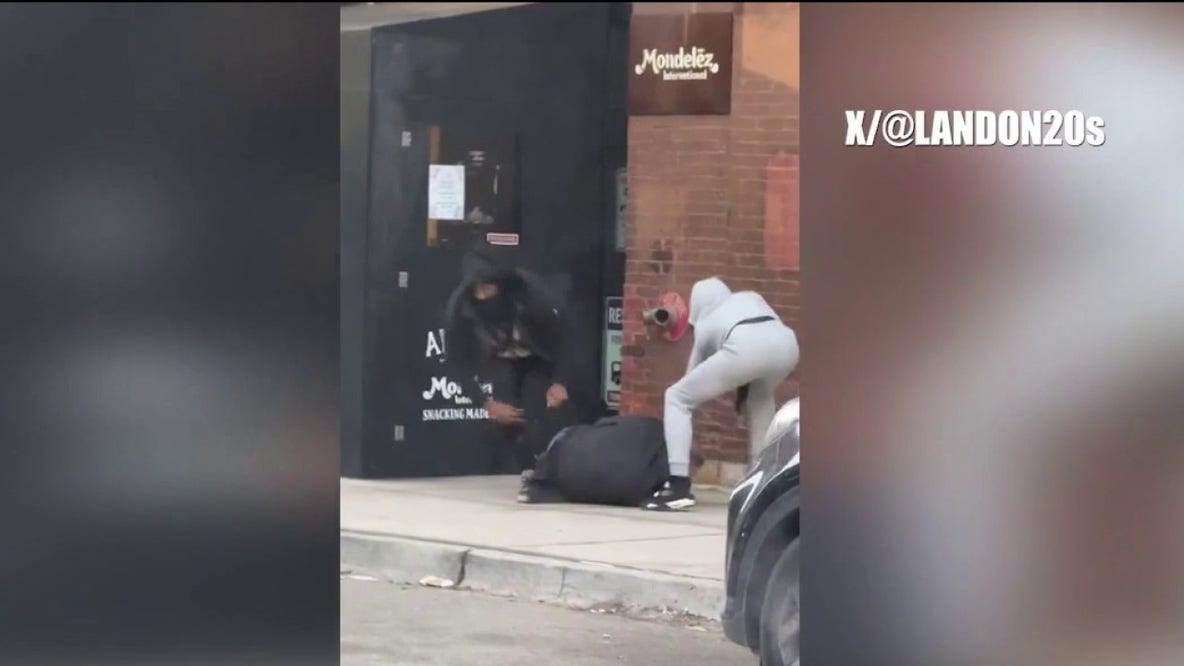 Man beaten and robbed at gunpoint broad daylight in Fulton Market: police