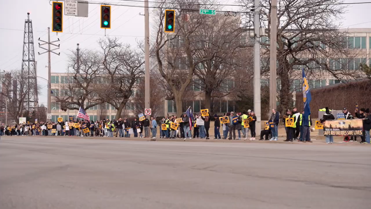 Hundreds rally at BP Whiting refinery amid contract dispute