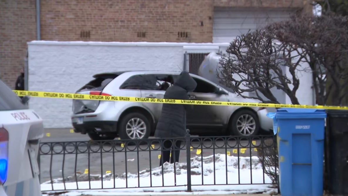Shooting outside Chicago White Castle leaves 2 men dead, suspects on the run: police