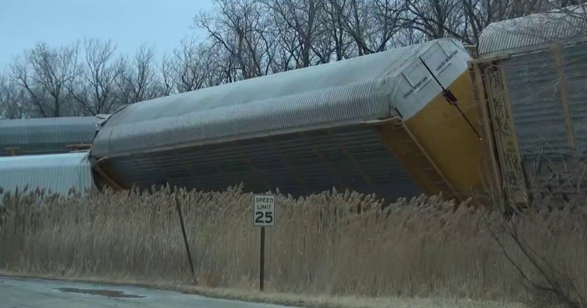 17 train cars derail in Chicago suburb, blocking several crossings Friday morning