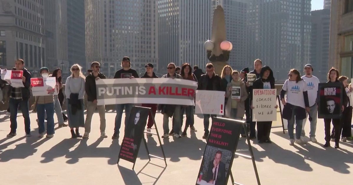 Russian nationals in Chicago demand justice for Aleksei Navalny