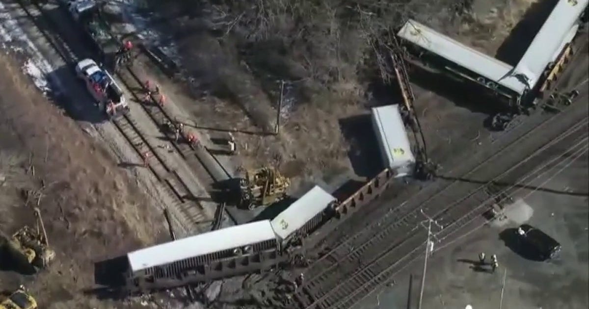 Train derails near Oak Lawn, Chicago Ridge; Metra riders face major delays