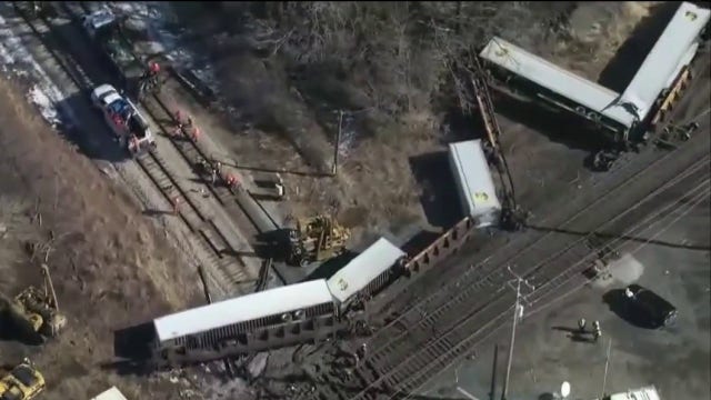 Train derails near Oak Lawn, Chicago Ridge; Metra riders face major delays