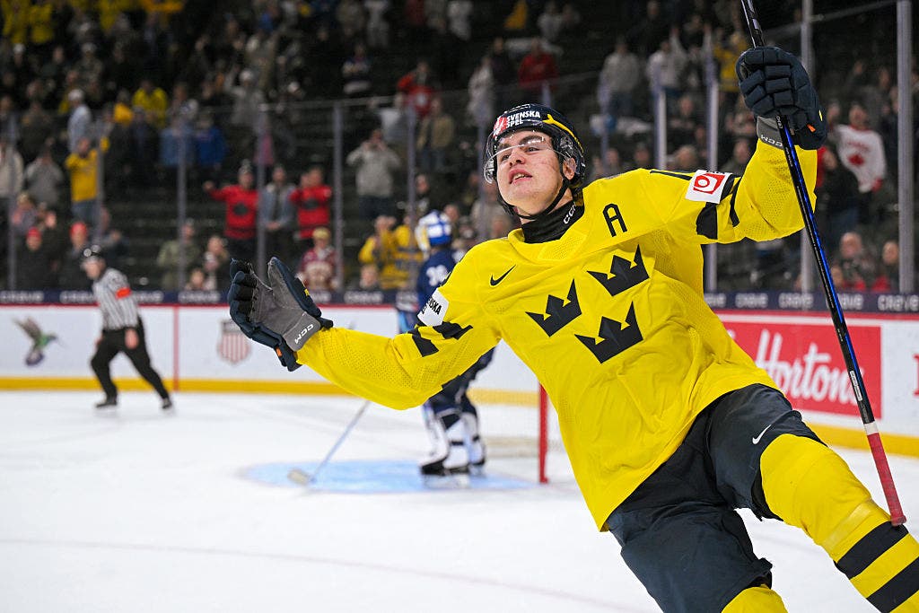 Top Blackhawks prospect Anton Frondell is making his NHL debut at the Islanders