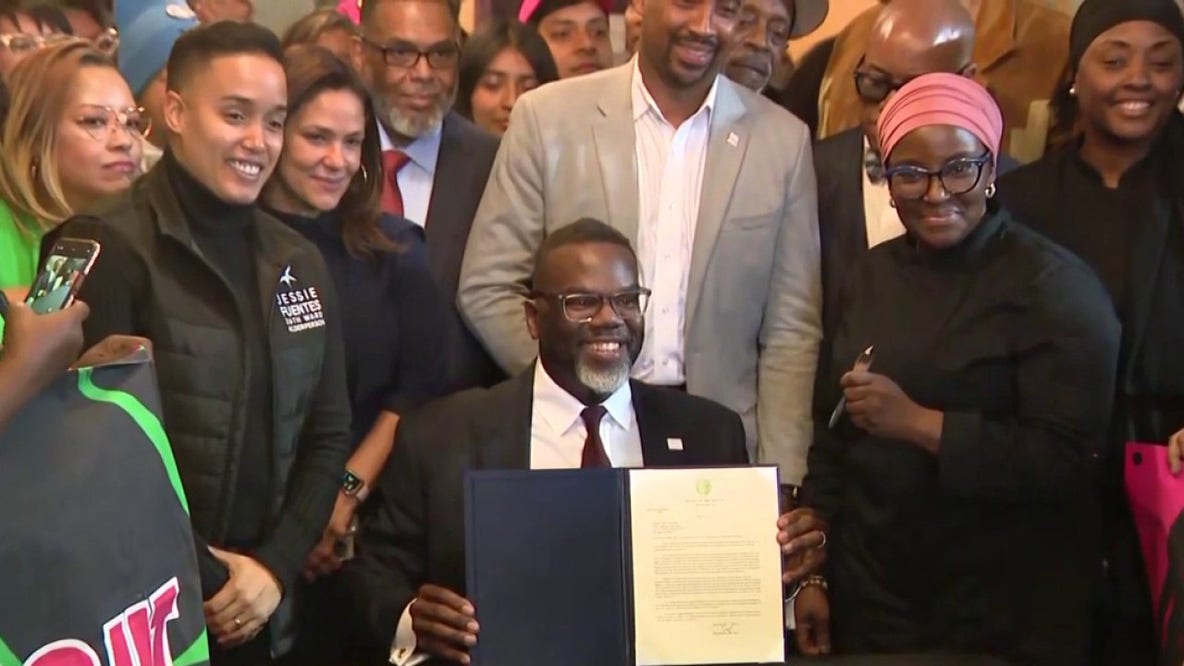 Chicago Mayor Johnson vetoes pause to subminimum wage hike for tipped workers