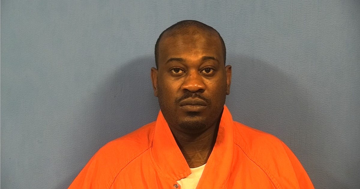 Chicago man charged after dragging officer while fleeing suburban Target: prosecutors