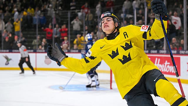 Top Blackhawks prospect Anton Frondell is making his NHL debut at the Islanders