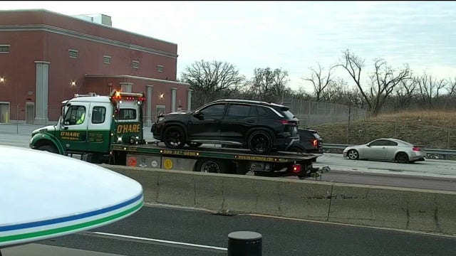 1 dead after 3-car crash on I-290 in Forest Park: police